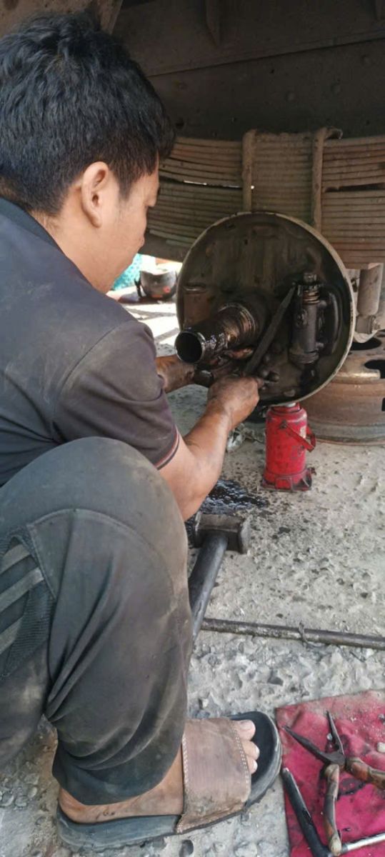 Kỹ thuật viên đang thực hiện kích bình ô tô